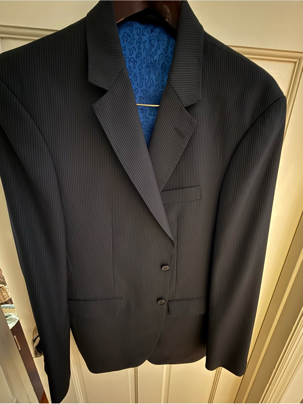 Classic Men's Navy Pinstripe Suit: Tailored Single-Breasted Jacket & Trousers